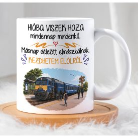 Fehér kerámia bögre kék MÁV mozdony és vasútállomás grafikával valamint vicces felirattal