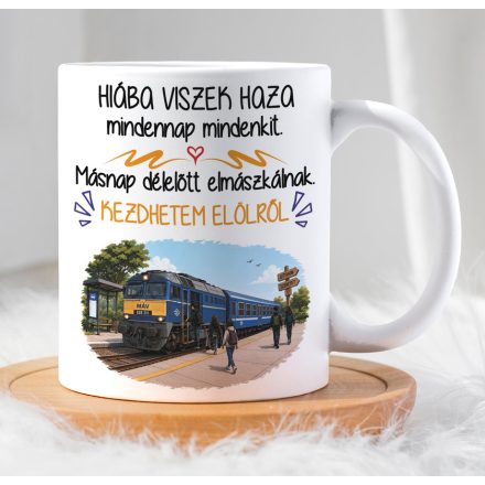 Fehér kerámia bögre kék MÁV mozdony és vasútállomás grafikával valamint vicces felirattal