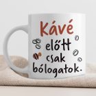  Saját névvel és felirattal kérhető Kávé előtt csak bólogatok feliratú fehér kerámia vicces bögre barna és fekete kávészem mintákkal szövet alátéten