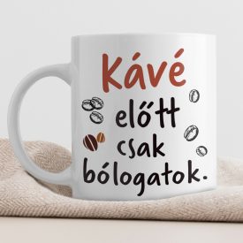  Saját névvel és felirattal kérhető Kávé előtt csak bólogatok feliratú fehér kerámia vicces bögre barna és fekete kávészem mintákkal szövet alátéten