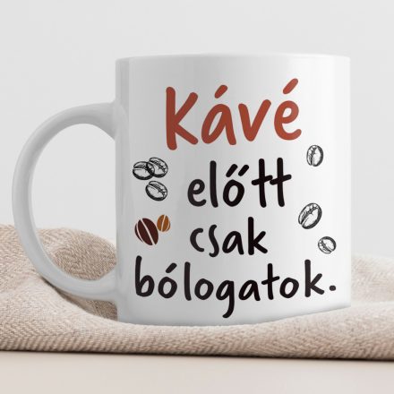  Saját névvel és felirattal kérhető Kávé előtt csak bólogatok feliratú fehér kerámia vicces bögre barna és fekete kávészem mintákkal szövet alátéten