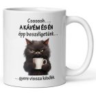 A kávém és én épp beszélgetünk gyere vissza később feliratú fehér kerámia bögre kávét fogó morcos fekete cica grafikájával