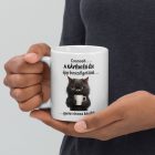 A kávém és én épp beszélgetünk gyere vissza később feliratú fehér kerámia bögre kávét fogó morcos fekete cica grafikájával