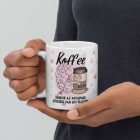 Koffee amikor az agyadnak szüksége van egy ölelésre feliratú fehér kerámia bögre kávéspoharat ölelő rózsaszín agy grafikájával