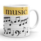 Sárga sávos music feliratú fehér kerámia bögre fekete hangjegyekkel, kottavonalakkal és basszuskulcs grafikájával.