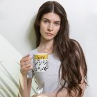 Sárga sávos music feliratú fehér kerámia bögre fekete hangjegyekkel, kottavonalakkal és basszuskulcs grafikájával.
