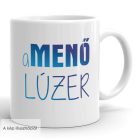 A menő lúzer feliratú fehér kerámia bögre kék színátmenetes vastag betűkkel és vékony kézírásos tipográfiával.