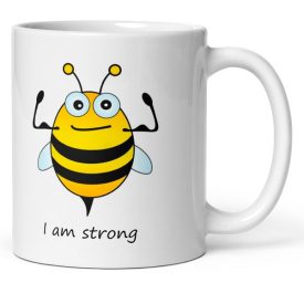 I am strong feliratú fehér kerámia bögre fekete-sárga csíkos, izmait mutató cuki rajzolt méhecske grafikájával.