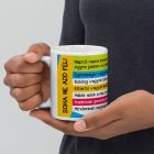 Soha ne add fel feliratú fehér kerámia bögre színes csíkokon szereplő pozitív megerősítésekkel és napi affirmációkkal.