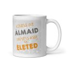 Kövesd az álmaid valósítsd meg az életed feliratú fehér kerámia bögre narancssárga és szürke betűkkel, elegáns halványszürke indás háttérrel.