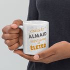 Kövesd az álmaid valósítsd meg az életed feliratú fehér kerámia bögre narancssárga és szürke betűkkel, elegáns halványszürke indás háttérrel.