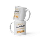 Kövesd az álmaid valósítsd meg az életed feliratú fehér kerámia bögre narancssárga és szürke betűkkel, elegáns halványszürke indás háttérrel.