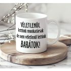 Saját fotóval és egyedi nevekkel kérhető Véletlenül lettünk munkatársak feliratú fényképes fehér kerámia irodai bögre kávézó nők képével fa alátéten