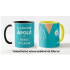 A legjobb ápoló az egész világon feliratú fehér kerámia bögre élénk türkizkék háttérrel és fehér sztetoszkóp rajzos grafikájával.