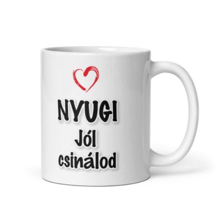 Nyugi jól csinálod feliratú fehér kerámia bögre ecsetvonásos piros szív grafikával és árnyékolt fekete betűkkel.