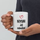 Nyugi jól csinálod feliratú fehér kerámia bögre ecsetvonásos piros szív grafikával és árnyékolt fekete betűkkel.