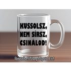 Kussolsz nem sírsz csinálod feliratú fehér kerámia bögre három sorba szedett határozott fekete betűkkel és felkiáltójellel.