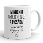 Mindenki nyugodjon le a picsába mert akkor megnyugszol feliratú fehér kerámia bögre fekete betűkkel és alatta egy apró rajzolt smiley grafikával.
