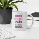 Mindenki nyugodjon le a picsába mert akkor megnyugszol feliratú fehér kerámia bögre magenta és fekete betűkkel, oldalán rajzolt smiley grafikával.
