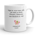 Óvónéninknek emlékül feliratú fehér kerámia ballagási bögre könyvből mesélő óvónő és szőnyegen ülő gyerekek grafikájával