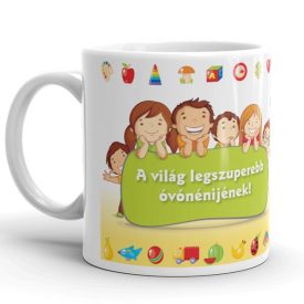 A világ legszuperebb óvónénijének feliratú kerámia ballagási bögre zöld tábla mögött mosolygó gyerekekkel és ovis jelekkel