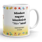 A világ legszuperebb óvónénijének feliratú kerámia ballagási bögre zöld tábla mögött mosolygó gyerekekkel és ovis jelekkel