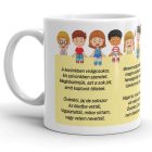 Megható ovis búcsúversekkel ellátott fehér kerámia ballagási bögre egymás kezét fogó gyerekek grafikájával