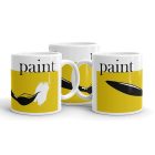 Sárga sávos paint feliratú fehér kerámia bögre fekete festőecset és fehér texturált festékfolt grafikájával.