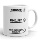 Csendet mindjárt most már hozzám szólhatsz feliratú fehér kerámia bögre három sorba rendezve, vonalakkal és különböző smiley hangulatjelekkel díszítve.