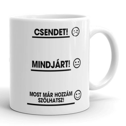 Csendet mindjárt most már hozzám szólhatsz feliratú fehér kerámia bögre három sorba rendezve, vonalakkal és különböző smiley hangulatjelekkel díszítve.