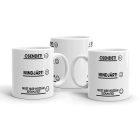 Csendet mindjárt most már hozzám szólhatsz feliratú fehér kerámia bögre három sorba rendezve, vonalakkal és különböző smiley hangulatjelekkel díszítve.