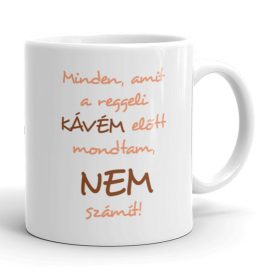Minden amit a reggeli kávém előtt mondtam nem számít feliratú fehér kerámia bögre barna és barackszínű kézírásos betűkkel díszítve.