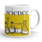 Sárga sávos science feliratú fehér kerámia bögre kézzel rajzolt skicc stílusú laboratóriumi lombikok és kémcsövek grafikájával.