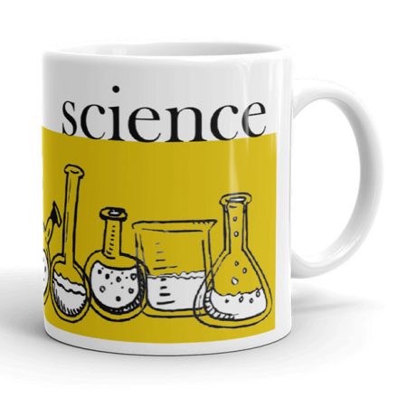 Sárga sávos science feliratú fehér kerámia bögre kézzel rajzolt skicc stílusú laboratóriumi lombikok és kémcsövek grafikájával.