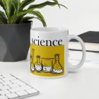 Sárga sávos science feliratú fehér kerámia bögre kézzel rajzolt skicc stílusú laboratóriumi lombikok és kémcsövek grafikájával.