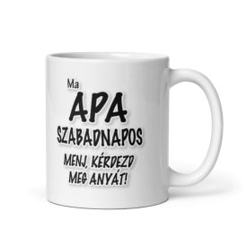 Ma apa szabadnapos menj kérdezd meg anyát feliratú fehér kerámia bögre fekete árnyékolt betűkkel díszítve.