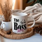  Egyedi felirattal és saját névvel kérhető fekete Keresztapa stílusú The Boss feliratú és rózsaszín Lady szöveges fehér kerámia női bögre szövet alátéten
