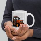 Narancssárga modern traktor illusztráció fűben állva kör alakú háttérrel egyedi neves fehér bögre füllel