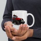 Modern egyedi piros traktor mintás fehér kerámia gyerek bögre saját névvel kérhető piros Név felirattal és fűszálakkal a háttérben