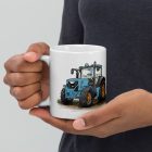 Egyedi kék traktor mintás fehér kerámia gyerek bögre saját névvel kérhető kék Név felirattal sárga felnikkel és földes úttal a háttérben