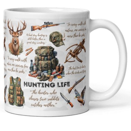 Hunting Life feliratú fehér kerámia bögre gímszarvas, vadászpuska és hátizsák részletgazdag grafikájával